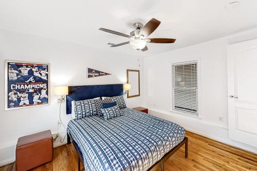 een slaapkamer met een bed en een plafondventilator bij College Park Cottage in Atlanta