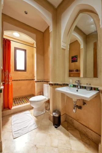 a bathroom with a toilet and a sink at Villa Selma avec piscine chauffée in Marrakesh