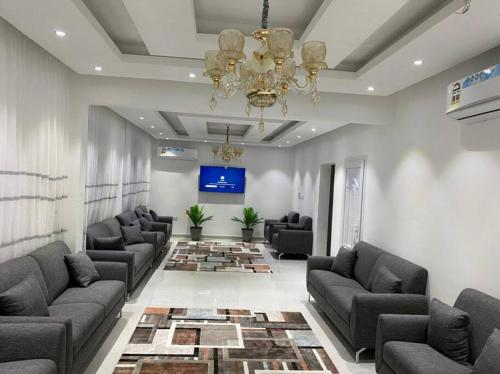 Mawāliḩ的住宿－Al Aryam Villa，带沙发和吊灯的大型客厅