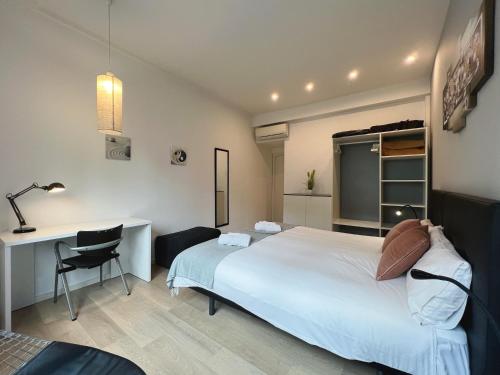sypialnia z białym łóżkiem, biurkiem i krzesłem w obiekcie Stay U-nique Apartments Sants w Barcelonie