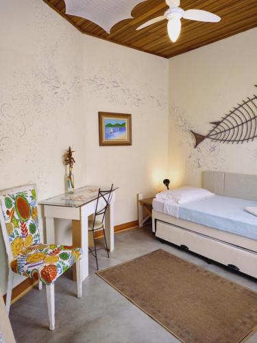 サンパウロにあるCasaMágica SPのベッドルーム1室(ベッド1台、テーブル、椅子付)