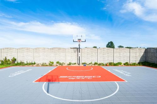 una cancha de baloncesto con un aro de baloncesto en Resto domki letniskowe en Sarbinowo