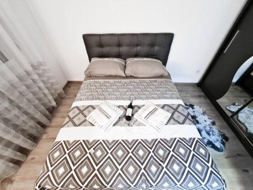 uma cama num pequeno quarto com uma cama sidx sidx em Apartman Perić Brčko em Brcko