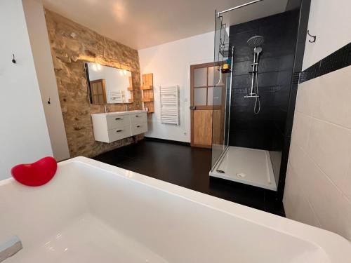 een badkamer met een wit bad en een douche bij Wine house in Chablis