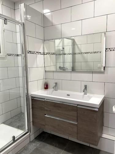 La salle de bains est pourvue d'un lavabo, d'une douche et d'un miroir. dans l'établissement Le triomphe logement central, 8 pax 3 chambres, à Marseille