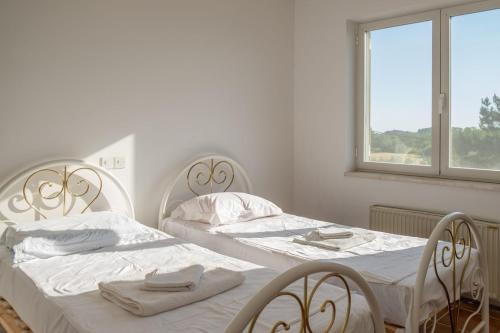 twee bedden naast elkaar in een kamer bij Villa Alberi with pool in Savudrija