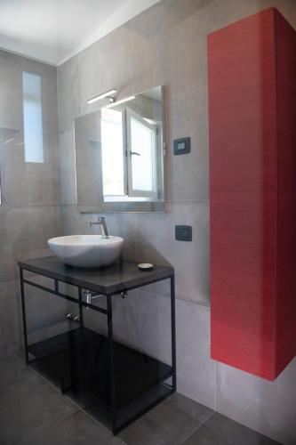 a bathroom with a sink and a mirror at Lough appartamento in Colà di Lazise