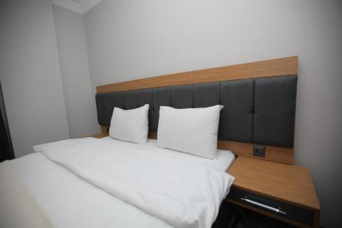 Postel nebo postele na pokoji v ubytování AKTAŞ SUITE