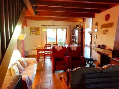 un salon avec un canapé, des chaises et une table dans l'établissement Casa adosada para familias en Santa Leocadia, à Sainte-Léocadie