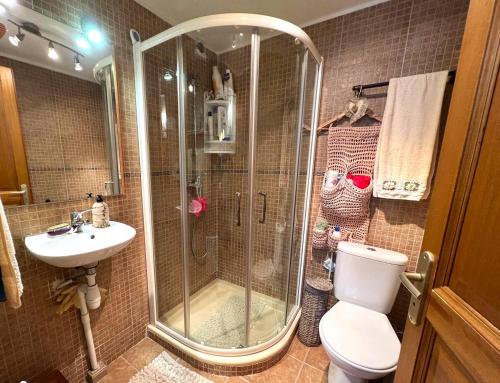 Koupelna v ubytování Casa adosada para familias en Santa Leocadia