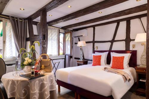 Postel nebo postele na pokoji v ubytování Hotel Restaurant Le Maréchal - Teritoria