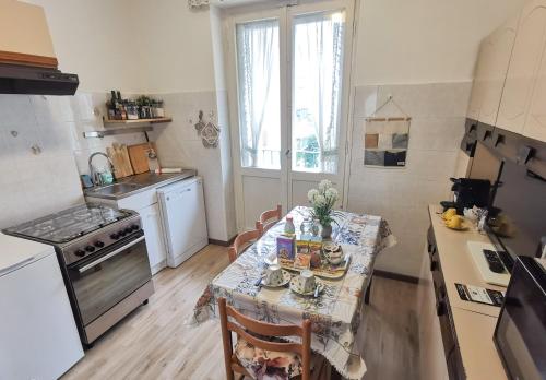 una piccola cucina con tavolo e tovaglia di Appartamento Campi Elisi a Trieste
