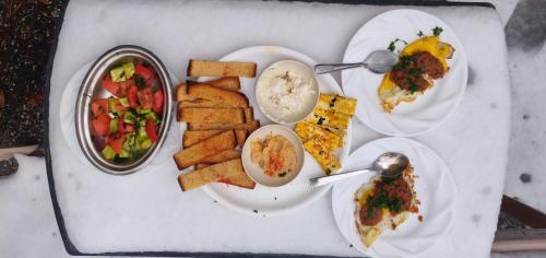 una tavola bianca ricoperta di piatti di alimenti di Sugar Cube Retreat a Shimla