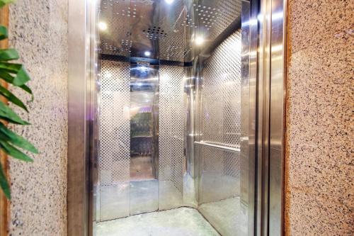 eine ebenerdige Dusche mit Glastür in der Unterkunft OYO 589 Lavina House in Dschidda