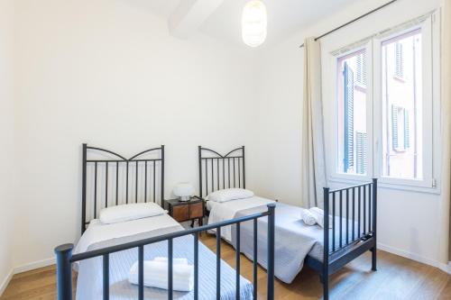 sypialnia z 2 łóżkami i oknem w obiekcie Simon, Bologna by Short Holidays w Bolonii