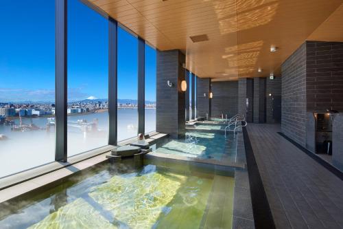 a jacuzzi tub in a building with a view at Villa Fontaine Grand Haneda Airport in Tokyo