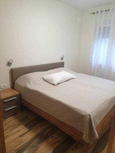 una camera da letto con un letto con un cuscino sopra di Apartment with terrace a Portoroz