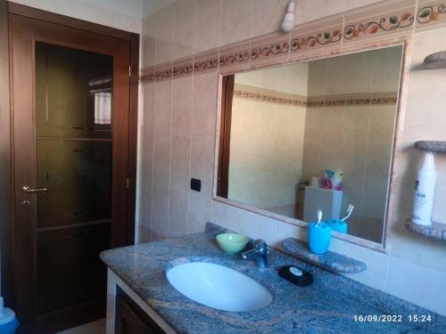 a bathroom with a sink and a mirror at Casa Mami LUXURY big Holiday Hause in Sommariva del Bosco