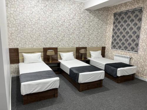 Кровать или кровати в номере TASHRIF HOTEL