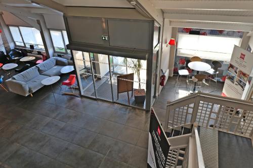 an overhead view of a living room and dining room at ibis Moulins in Moulins