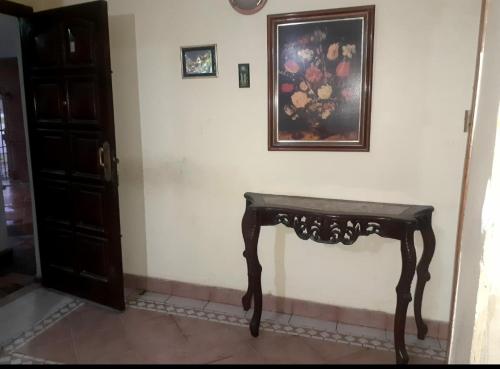 une table dans une pièce avec une photo sur le mur dans l'établissement Avellaneda la banda, à La Banda
