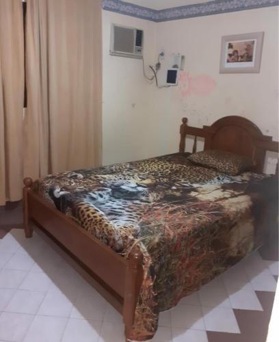 um quarto com uma cama com colcha de leopardo em Avellaneda la banda em La Banda