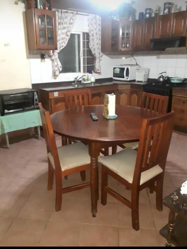 eine Küche mit einem Holztisch und Stühlen in der Unterkunft Avellaneda la banda in La Banda