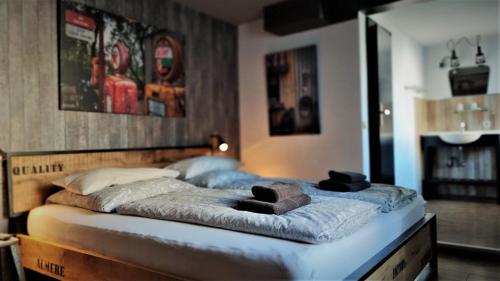 a bedroom with a large bed with towels on it at Roastineer Hotel in Battenberg