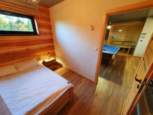 Katil atau katil-katil dalam bilik di Tarnawa Gold, Sauna, Jacuzzi, Grota solna,
