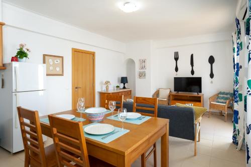 D CARLOS - Apartamento para 6 com AC e vista fabulosa sobre o rio Arade