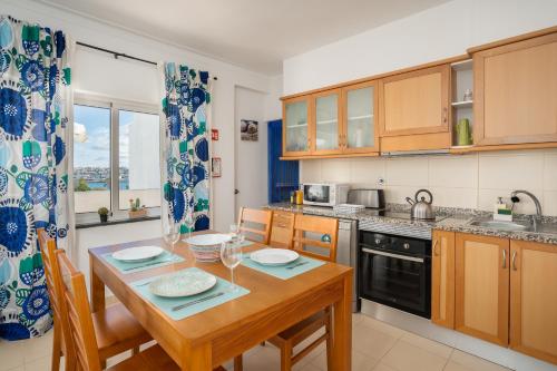 D CARLOS - Apartamento para 6 com AC e vista fabulosa sobre o rio Arade
