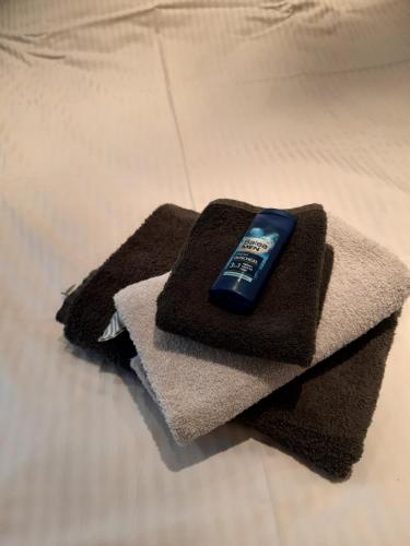 eine Fernbedienung, die auf einem Handtuch auf einem Bett liegt in der Unterkunft Standardzimmer nahe Messe und Airport in Düsseldorf