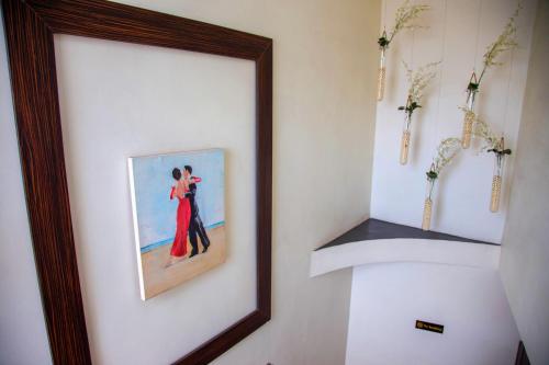 a framed picture of a couple on a wall at Hotel La Villette in Antananarivo