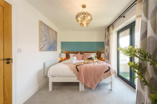 a bedroom with a bed and a chandelier at Darlington - 2 Bedroom Luxury Apartment by Mint Stays in Bristol