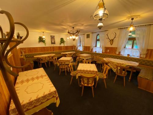 - un restaurant avec des tables et des chaises dans une salle dans l'établissement Hotel Bielatal, à Olbernhau