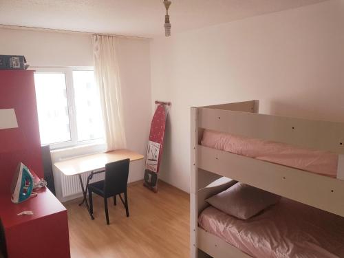 ein Schlafzimmer mit einem Etagenbett, einem Schreibtisch und einem Tisch in der Unterkunft 33 Hotel two bedrooms Appartment 15 min from Istanbul airport in Habipler