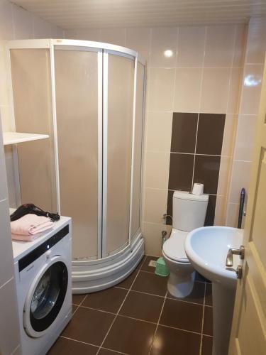 ein Bad mit einer Dusche und einer Waschmaschine in der Unterkunft 33 Hotel two bedrooms Appartment 15 min from Istanbul airport in Habipler