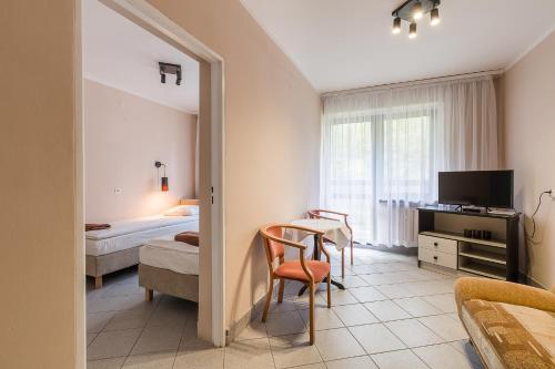 una camera d'albergo con letto, tavolo e sedie di Bystre Centrum Wypoczynku a Baligród