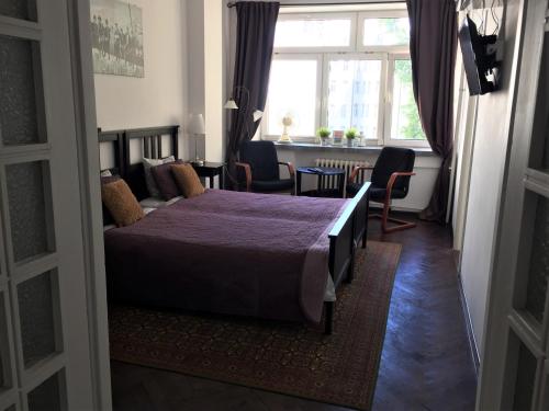 una camera con letto, tavolo e sedie di Fiesta Apartament a Varsavia