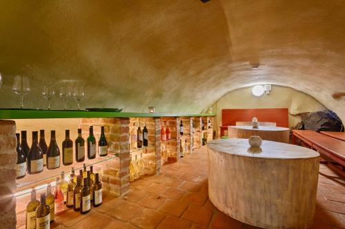 uma sala de degustação de vinhos com um monte de garrafas de vinho em Měšťanský dům - kulturní památka Mlýnská 119 em Jindrichuv Hradec