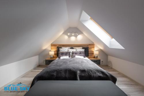 sypialnia z dużym łóżkiem na poddaszu w obiekcie Apartamenty BlueSky - Nad Łomnicą15 - Centrum, blisko deptaka w mieście Karpacz