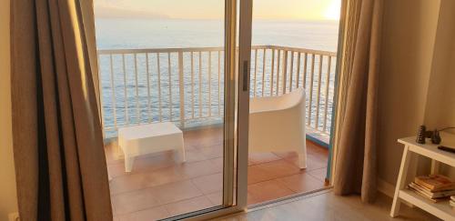 a room with a view of the ocean from a balcony at Crepúsculo in Puerto de la Madera