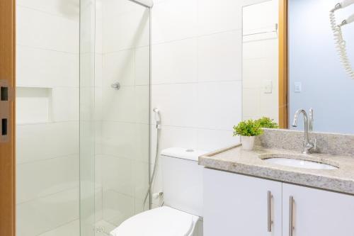 uma casa de banho com um chuveiro, um WC e um lavatório. em Aquarius Residence em Porto de Galinhas