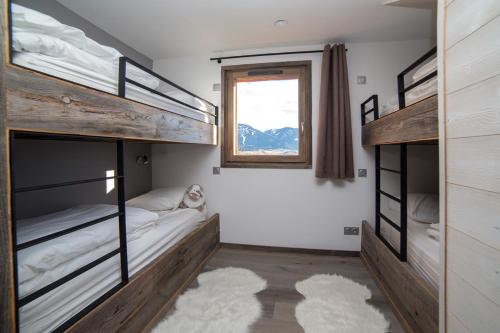 - une chambre avec 2 lits superposés et une fenêtre dans l'établissement Bolquère I Chalet Boolly 5 étoiles luxe et bois I Vue montagne, à Bolquère-Pyrénées 2000
