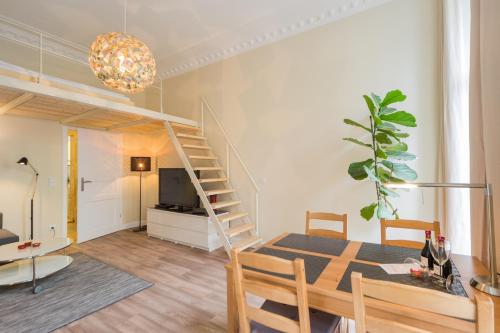 ein Wohnzimmer mit einem Hochbett und einem Esstisch in der Unterkunft Urban Comic in Berlin