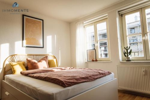 ein Schlafzimmer mit einem Bett und zwei Fenstern in der Unterkunft Cozy Apartment im Zentrum mit Netflix WE91 in Magdeburg