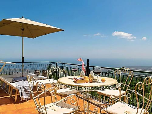 Charming holiday home in Puntalazzo with views