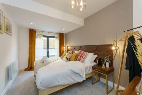 - une chambre dotée d'un grand lit avec des draps et des oreillers blancs dans l'établissement Bressingham - 2 Bedroom Luxury Apartment by Mint Stays, à Bristol