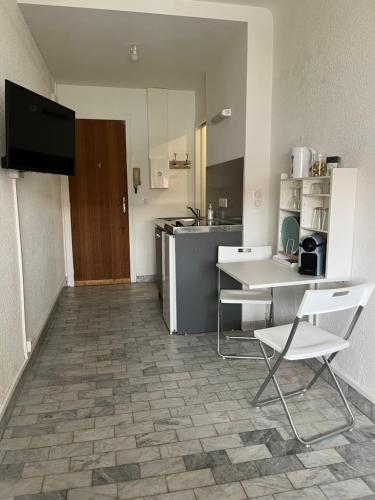 une cuisine avec une table et une chaise dans l'établissement Hendaye plage, à Hendaye