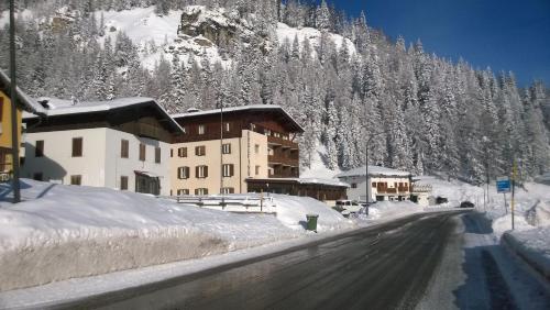 un edificio con nieve en el lateral de una montaña en Hotel Sorapiss, en Misurina